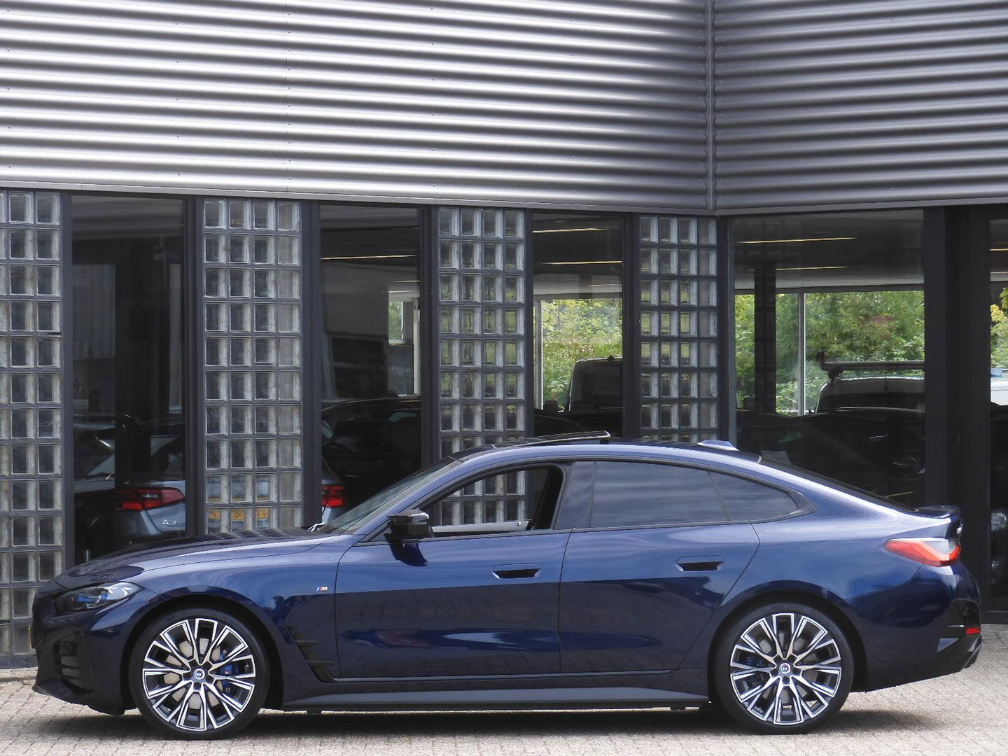 BMW i4 M50 M-SPORT/ KUIPSTOELEN/ SCHUIFDAK/ 20INCH/ HUD