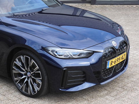 BMW i4 M50 M-SPORT/ KUIPSTOELEN/ SCHUIFDAK/ 20INCH/ HUD