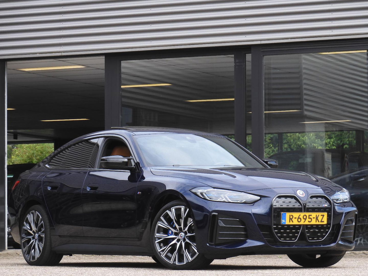 BMW i4 M50 M-SPORT/ KUIPSTOELEN/ SCHUIFDAK/ 20INCH/ HUD