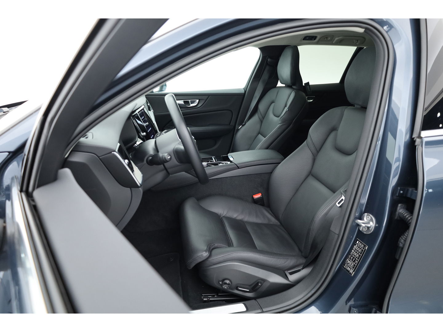 Volvo V60 2.0 T8 Recharge AWD Inscription 390PK | Pano-dak | ACC | Elek. Trekhaak | Camera | Stoel + stuurverw. | 19 inch