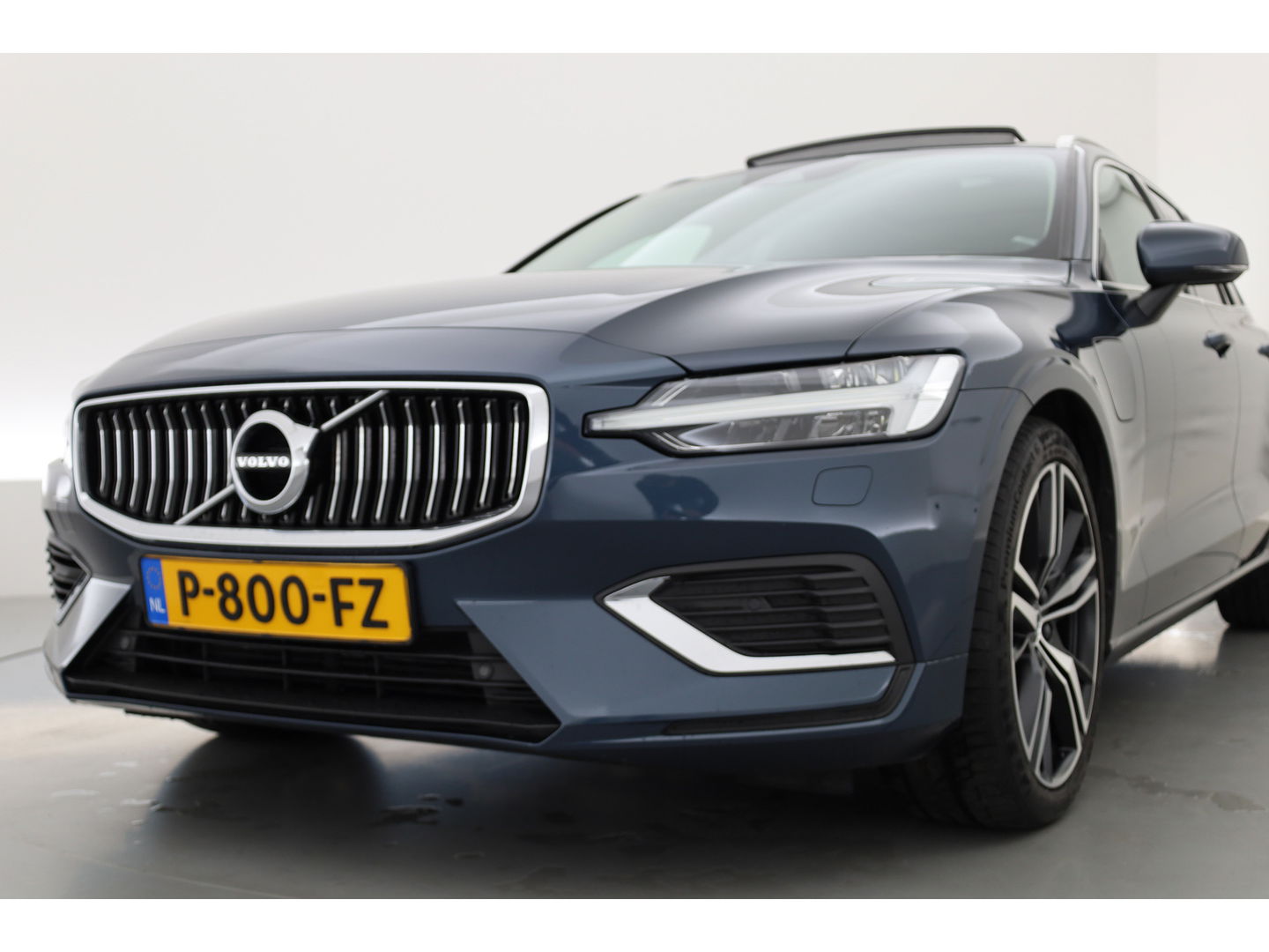 Volvo V60 2.0 T8 Recharge AWD Inscription 390PK | Pano-dak | ACC | Elek. Trekhaak | Camera | Stoel + stuurverw. | 19 inch