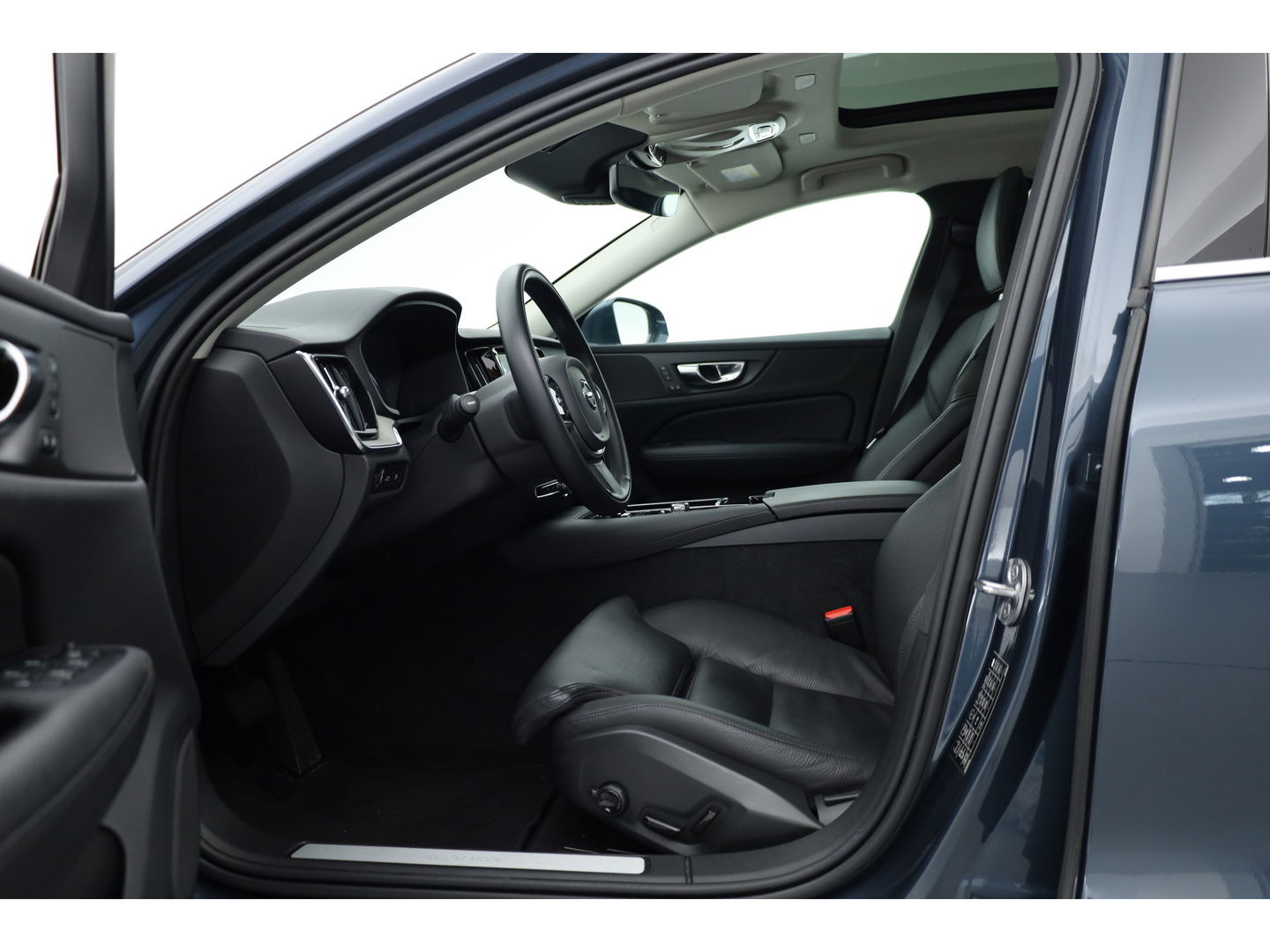 Volvo V60 2.0 T8 Recharge AWD Inscription 390PK | Pano-dak | ACC | Elek. Trekhaak | Camera | Stoel + stuurverw. | 19 inch