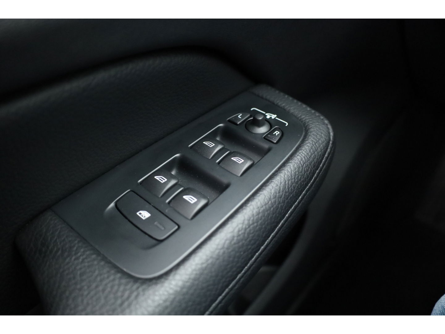 Volvo V60 2.0 T8 Recharge AWD Inscription 390PK | Pano-dak | ACC | Elek. Trekhaak | Camera | Stoel + stuurverw. | 19 inch