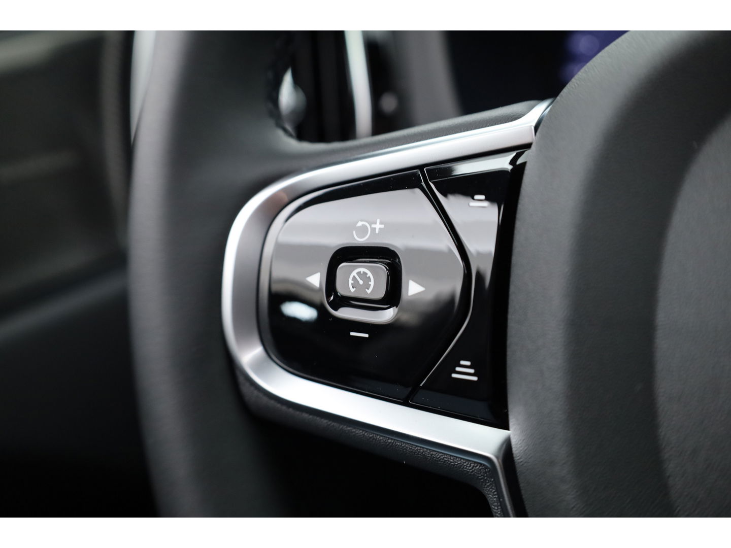 Volvo XC60 T8 Plug-in hybrid Ultra Black Edition | Facelift | Pano | HUD | Harman Kardon | Memory Seats | Pilot Assist | 360cam