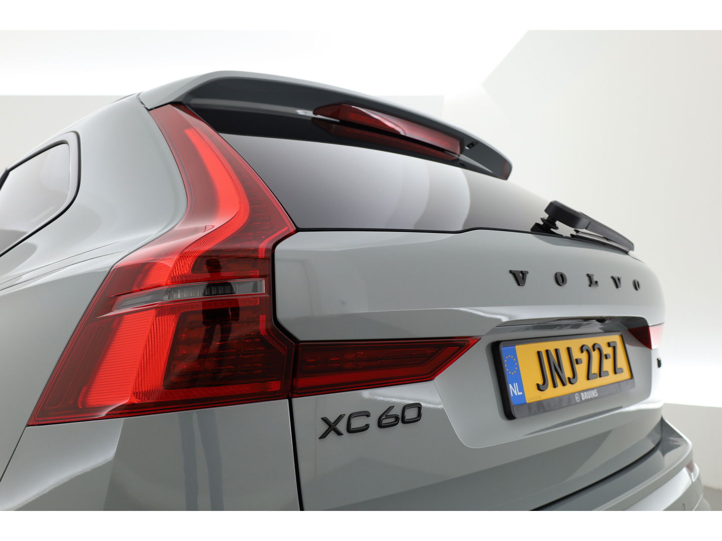 Volvo XC60 T8 Plug-in hybrid Ultra Black Edition | Facelift | Pano | HUD | Harman Kardon | Memory Seats | Pilot Assist | 360cam