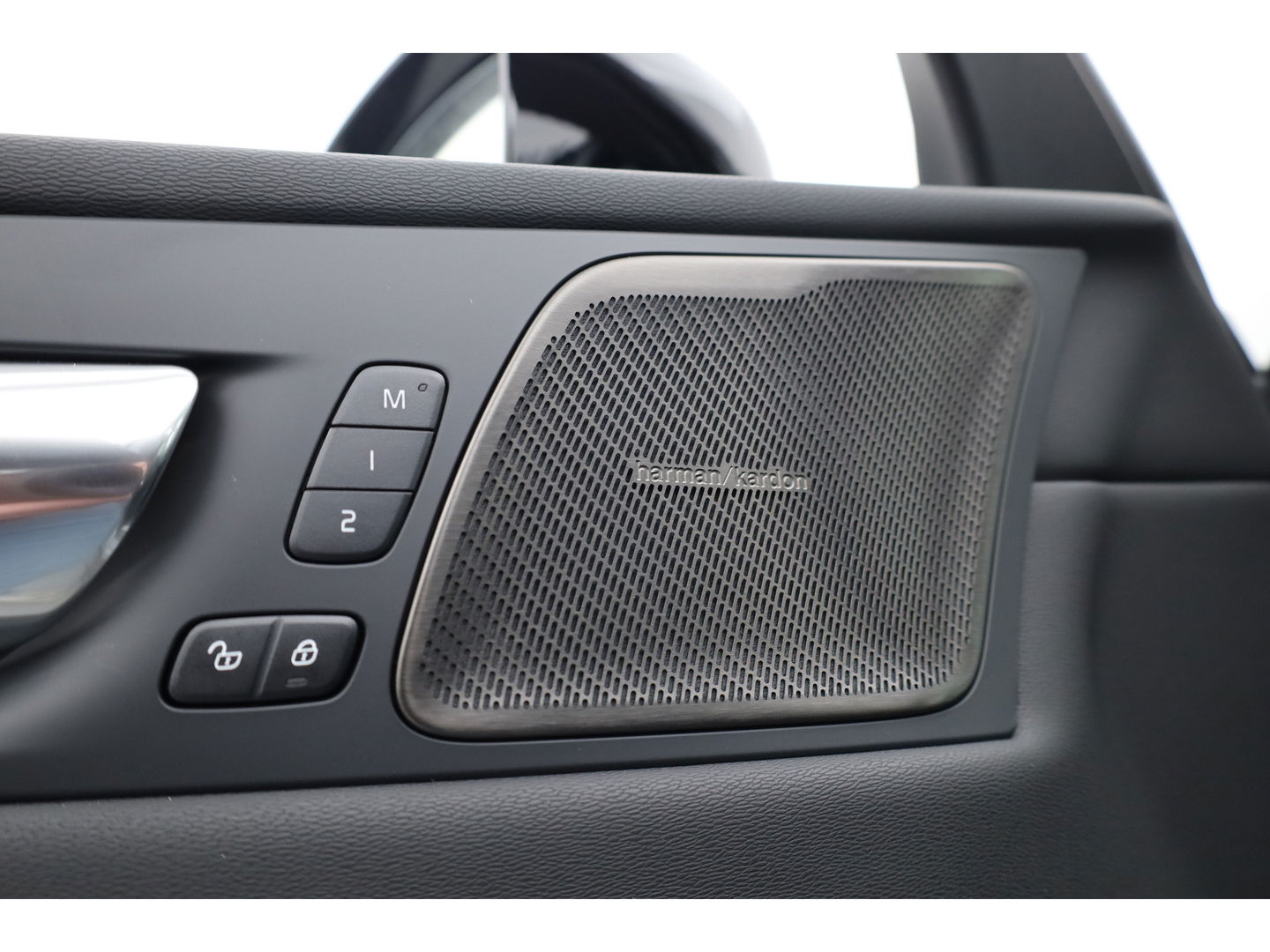 Volvo XC60 T8 Plug-in hybrid Ultra Black Edition | Facelift | Pano | HUD | Harman Kardon | Memory Seats | Pilot Assist | 360cam