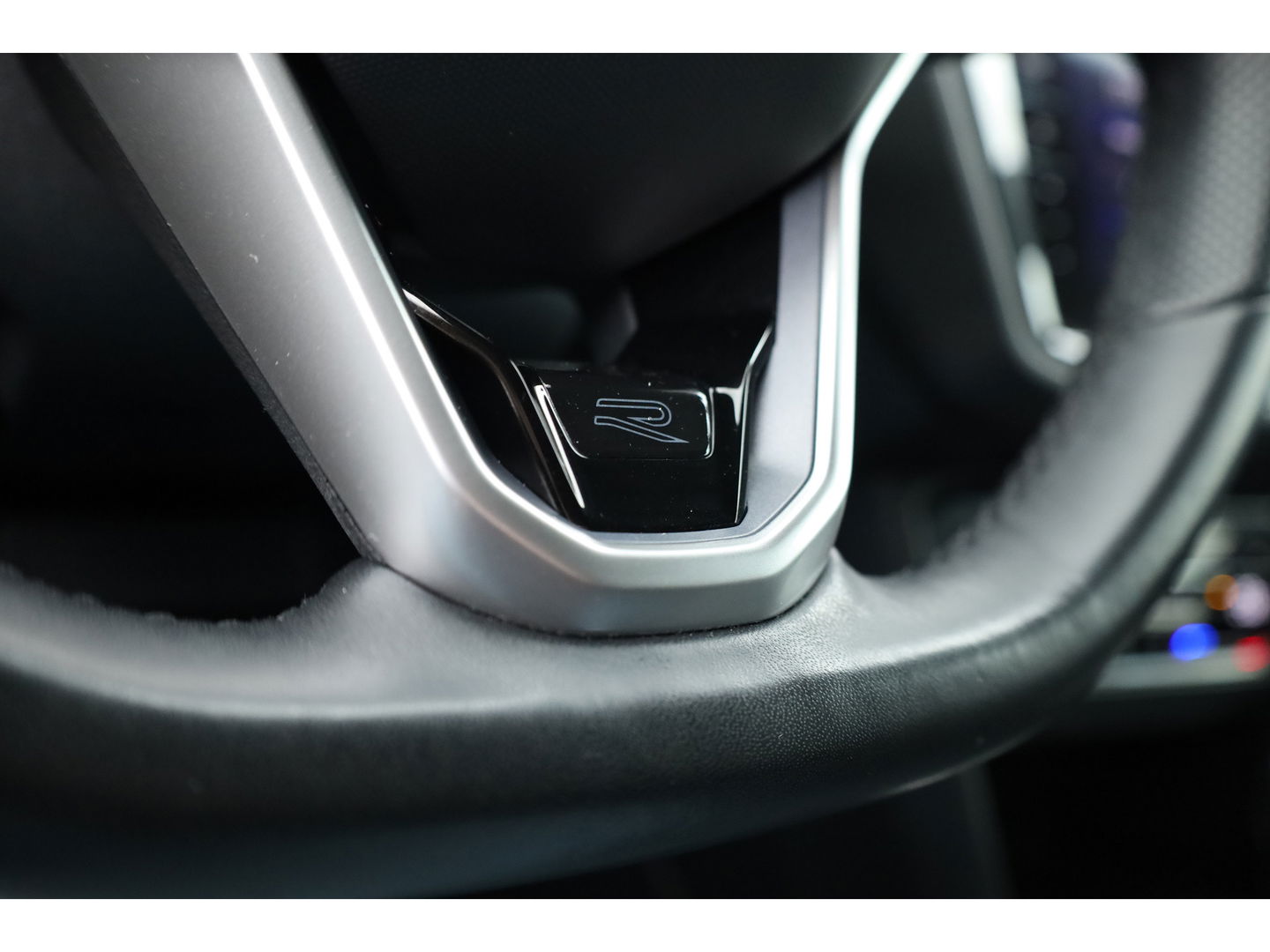 Volkswagen Tiguan 1.5 TSI R-Line | Adapt. Cruise | Trekhaak | CarPlay | Navi | IQ. Light | All Season | Stoelverw. | Keyless