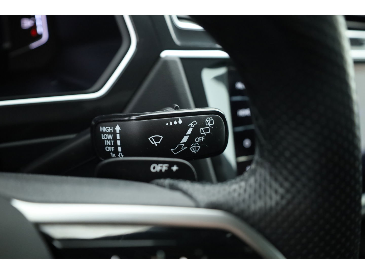 Volkswagen Tiguan 1.5 TSI R-Line | Adapt. Cruise | Trekhaak | CarPlay | Navi | IQ. Light | All Season | Stoelverw. | Keyless