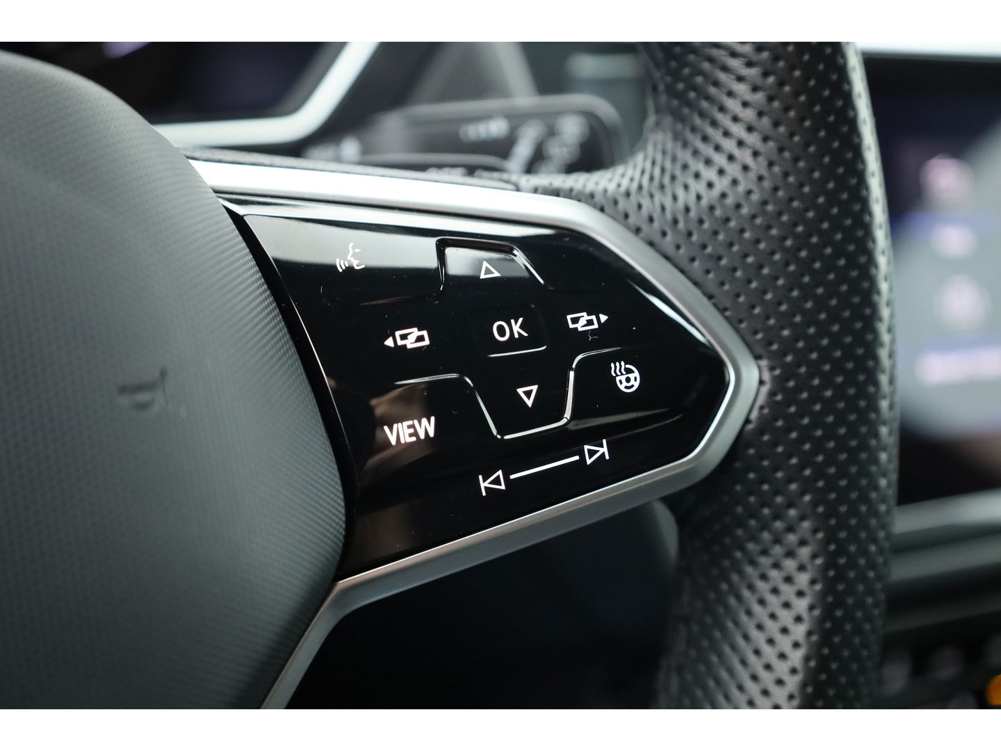 Volkswagen Tiguan 1.5 TSI R-Line | Adapt. Cruise | Trekhaak | CarPlay | Navi | IQ. Light | All Season | Stoelverw. | Keyless