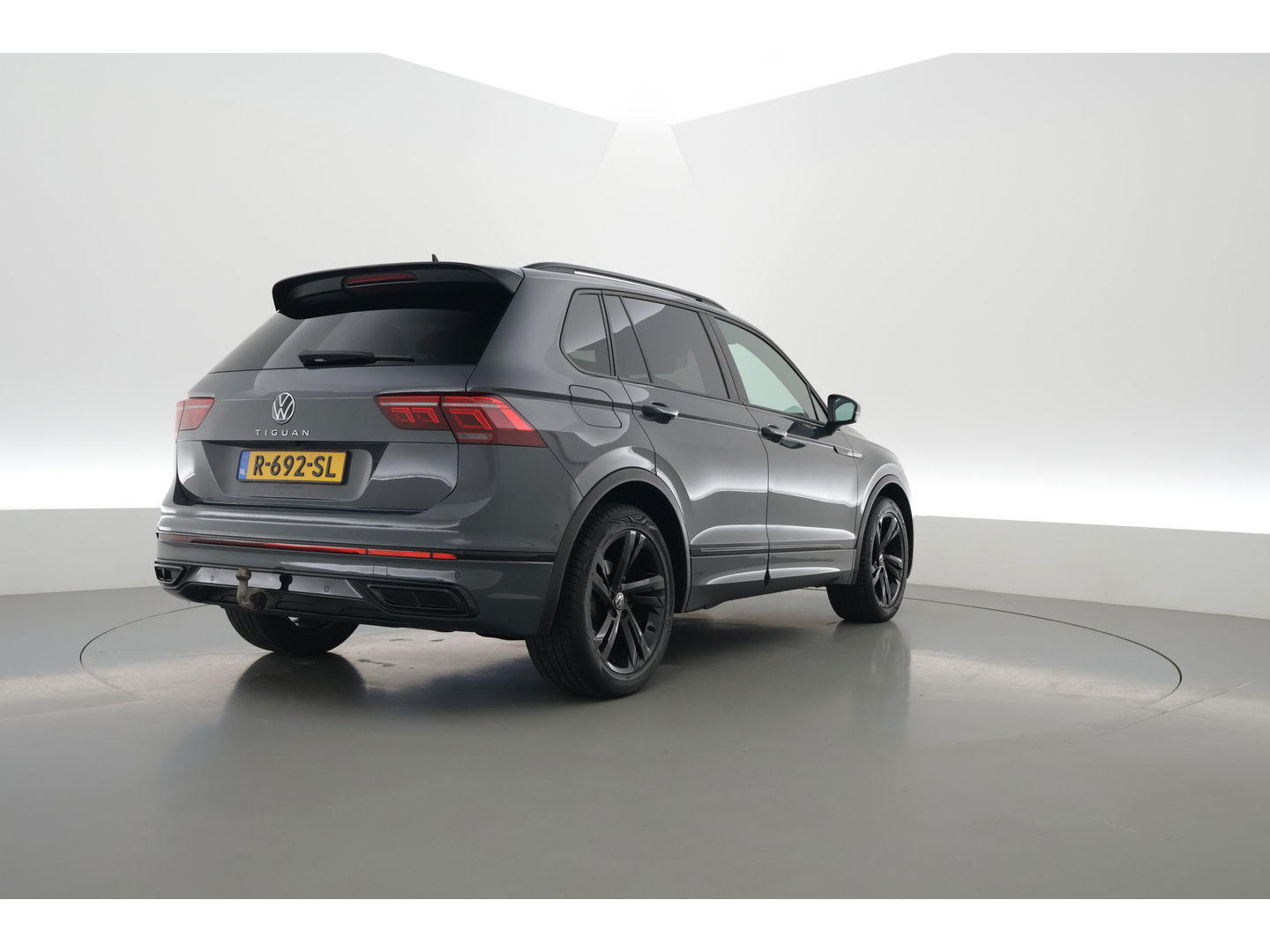 Volkswagen Tiguan 1.5 TSI R-Line | Adapt. Cruise | Trekhaak | CarPlay | Navi | IQ. Light | All Season | Stoelverw. | Keyless