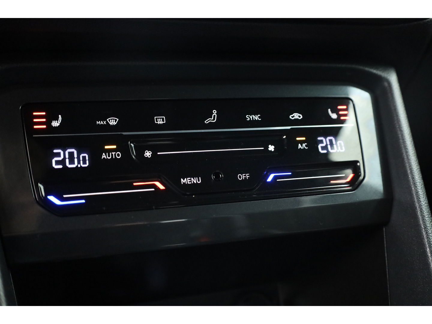 Volkswagen Tiguan 1.5 TSI R-Line | Adapt. Cruise | Trekhaak | CarPlay | Navi | IQ. Light | All Season | Stoelverw. | Keyless