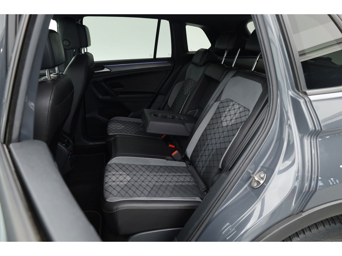 Volkswagen Tiguan 1.5 TSI R-Line | Adapt. Cruise | Trekhaak | CarPlay | Navi | IQ. Light | All Season | Stoelverw. | Keyless