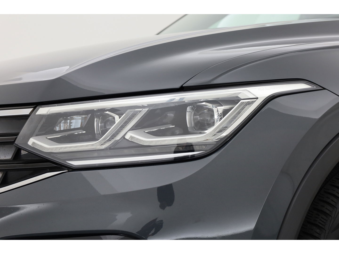 Volkswagen Tiguan 1.5 TSI R-Line | Adapt. Cruise | Trekhaak | CarPlay | Navi | IQ. Light | All Season | Stoelverw. | Keyless