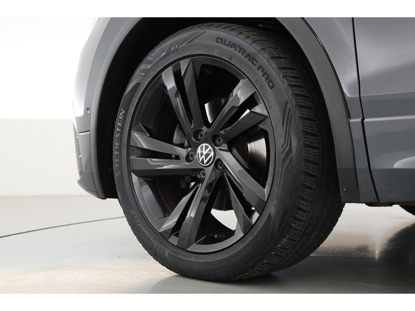 Volkswagen Tiguan 1.5 TSI R-Line | Adapt. Cruise | Trekhaak | CarPlay | Navi | IQ. Light | All Season | Stoelverw. | Keyless