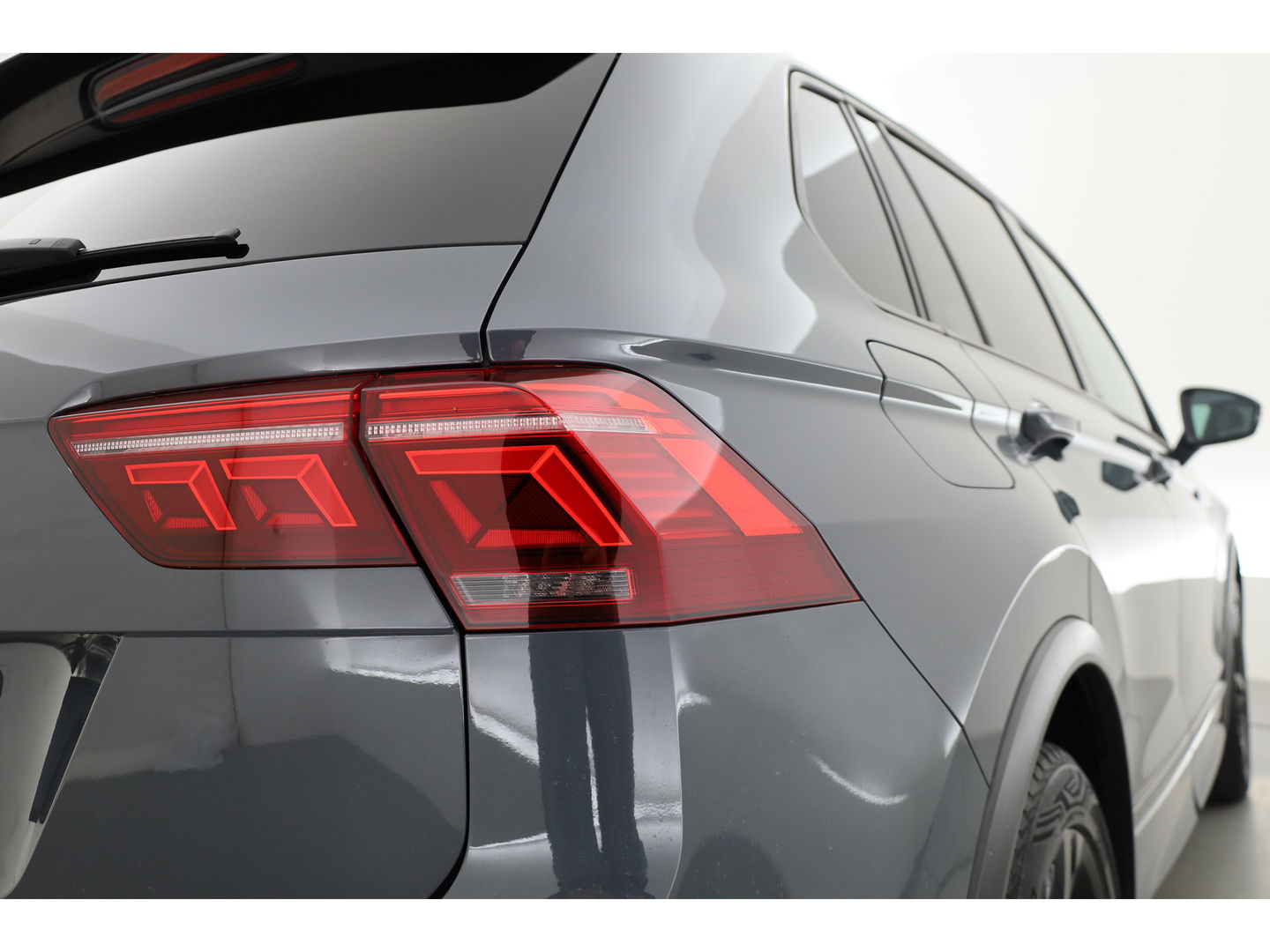 Volkswagen Tiguan 1.5 TSI R-Line | Adapt. Cruise | Trekhaak | CarPlay | Navi | IQ. Light | All Season | Stoelverw. | Keyless