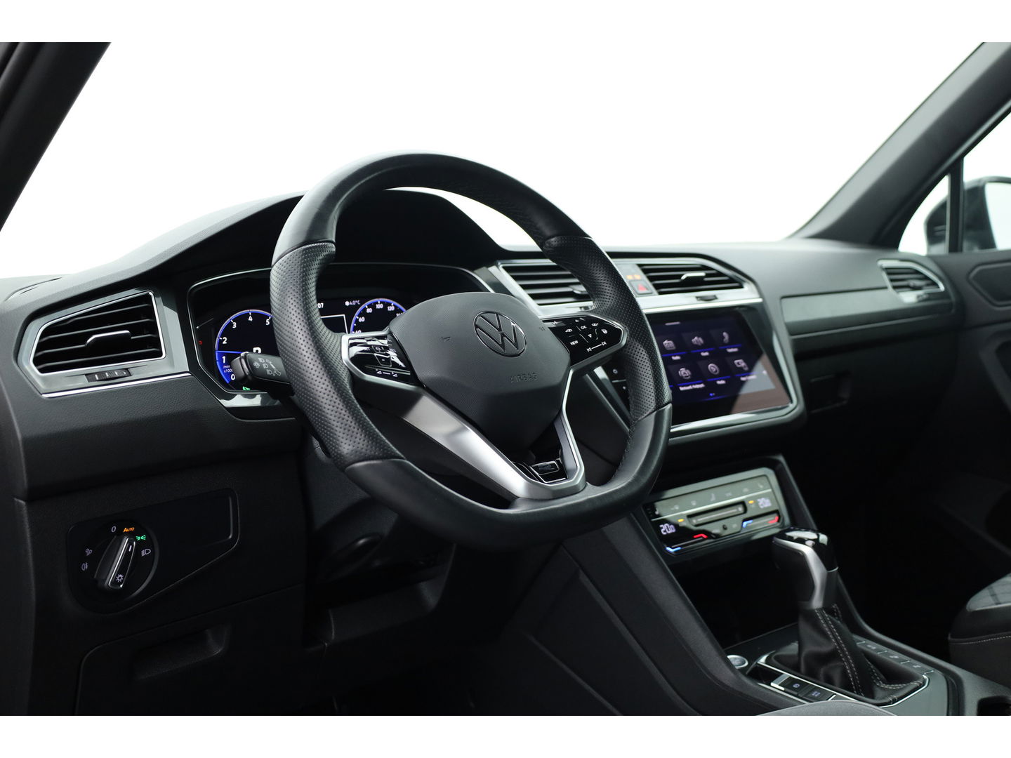 Volkswagen Tiguan 1.5 TSI R-Line | Adapt. Cruise | Trekhaak | CarPlay | Navi | IQ. Light | All Season | Stoelverw. | Keyless