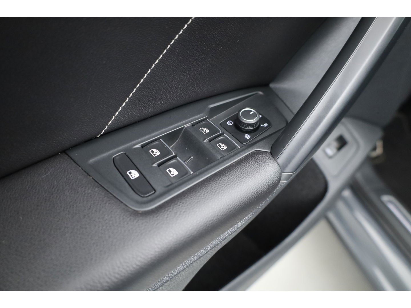 Volkswagen Tiguan 1.5 TSI R-Line | Adapt. Cruise | Trekhaak | CarPlay | Navi | IQ. Light | All Season | Stoelverw. | Keyless