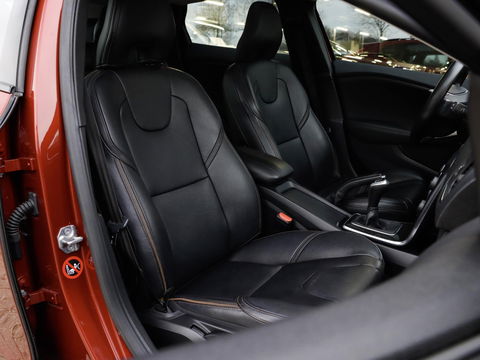 Volvo V40 Cross Country 2.0 T3 Nordic+ 150pk Leer Pano Trekhaak Memory