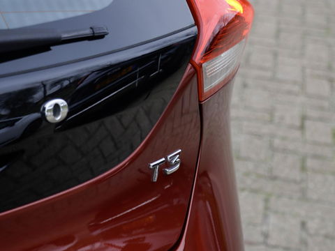 Volvo V40 Cross Country 2.0 T3 Nordic+ 150pk Leer Pano Trekhaak Memory