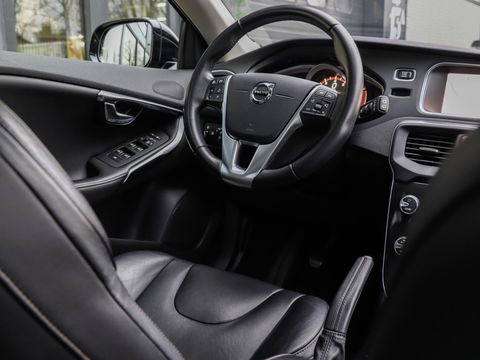 Volvo V40 Cross Country 2.0 T3 Nordic+ 150pk Leer Pano Trekhaak Memory