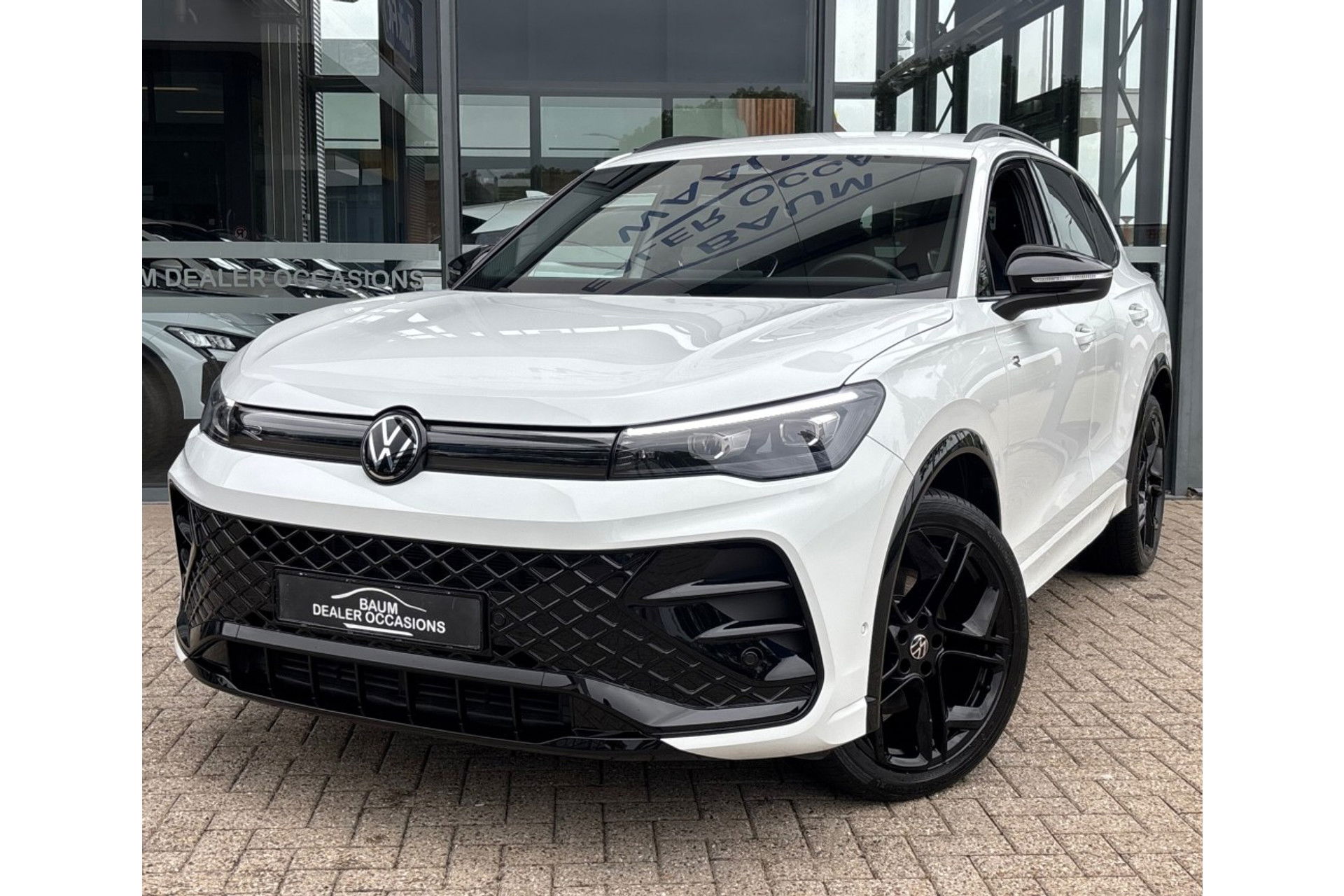 Volkswagen Tiguan 2.0 TDI R-LINE AUTOMAAT 150PK AIRCO NAVI BIGSCREEN PDC-CAMERA MASSAGE.