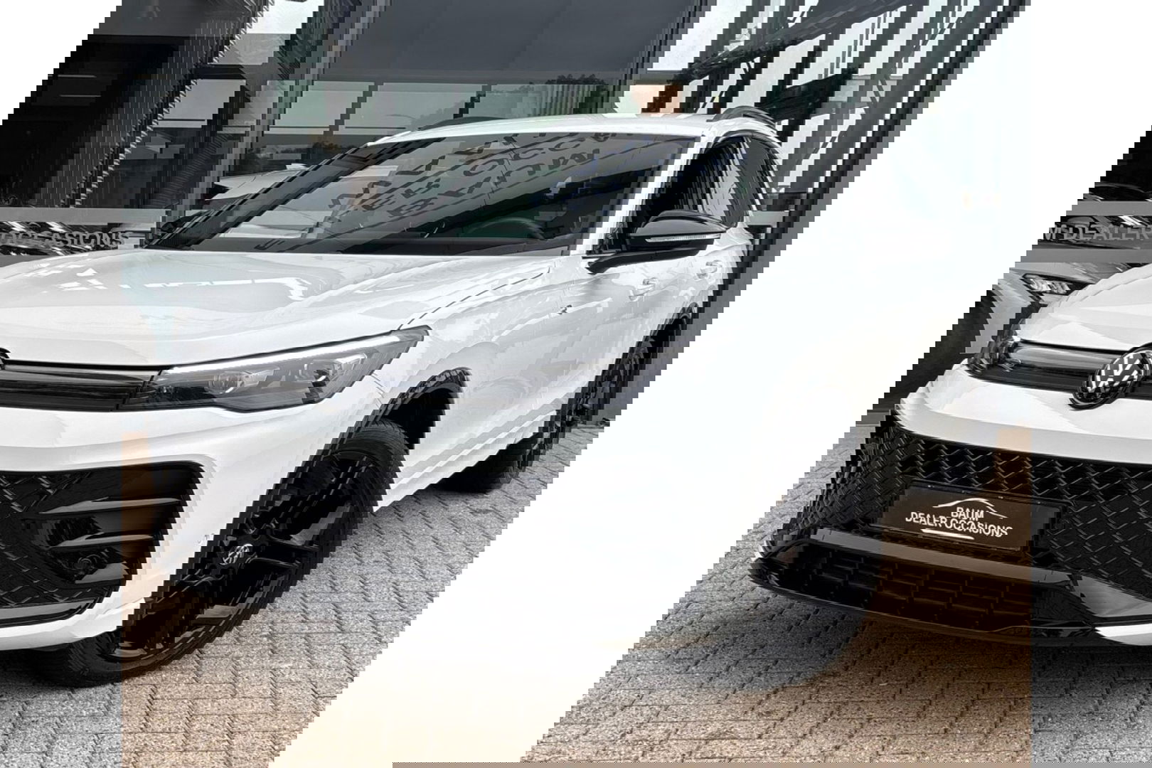 Volkswagen Tiguan 2.0 TDI R-LINE AUTOMAAT 150PK AIRCO NAVI BIGSCREEN PDC-CAMERA MASSAGE.