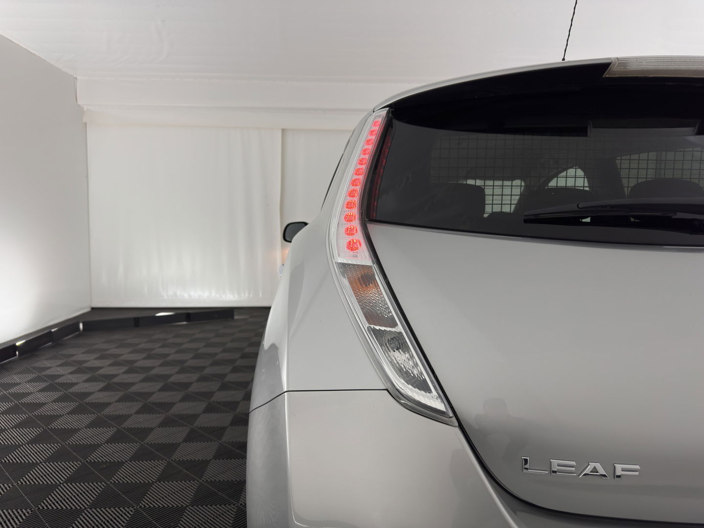 Nissan Leaf Acenta 30 kWh *NAVI-FULLMAP | MICROFIBRE | DAB | CAMERA | ECC | CRUISE | DIGI-COCKPIT | HEATED- COMFORTSEATS | PRIVACY-GLASS | 16"ALU*