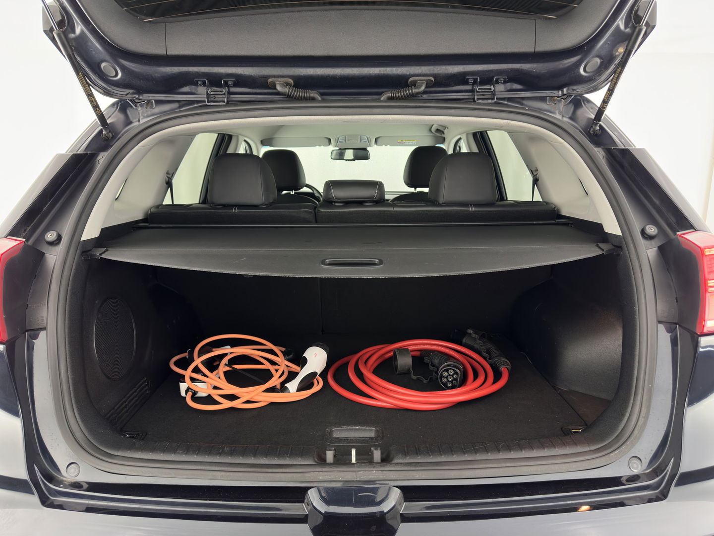 Kia e-Niro ExecutiveLine 64 kWh [ 3-Fase ] {SOH-100%} (INCL-BTW)  Aut *LEATHER | FULL-LED | NAVI-FULLMAP | ADAPTIVE-CRUISE | CAMERA | MEMORY-PACK | LANE-ASSIST | KEYLESS | DIGI-COCKPIT | PRIVACY-GLASS | AMBIENT-LIGHT | 17"ALU*