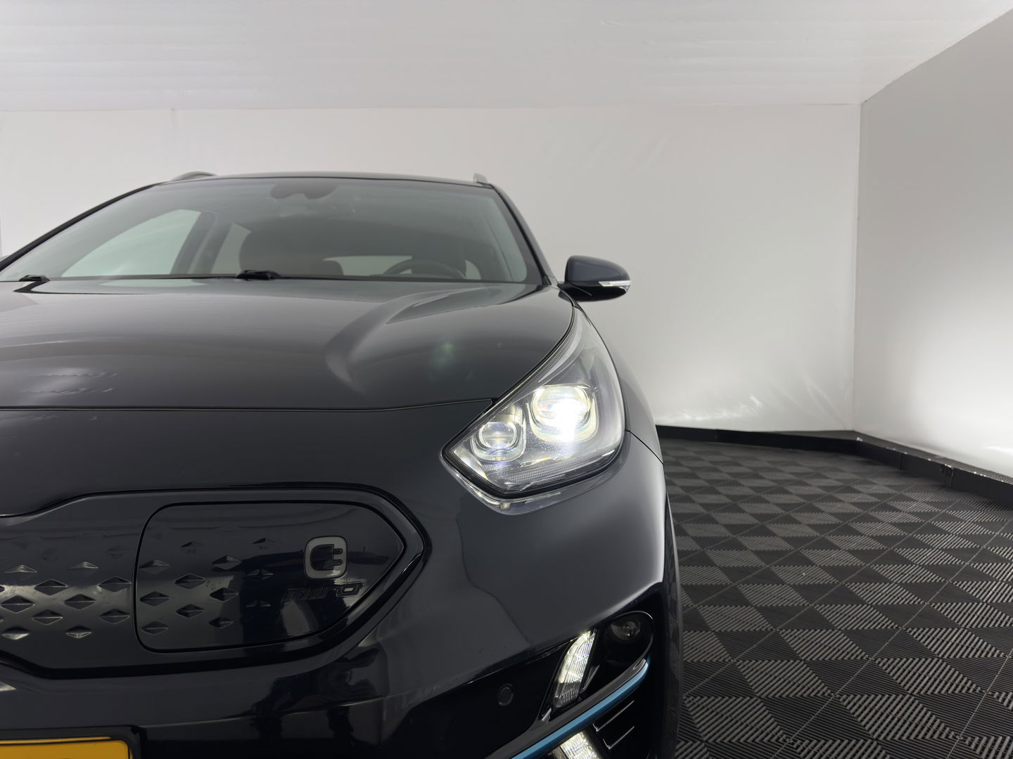 Kia e-Niro ExecutiveLine 64 kWh [ 3-Fase ] {SOH-100%} (INCL-BTW)  Aut *LEATHER | FULL-LED | NAVI-FULLMAP | ADAPTIVE-CRUISE | CAMERA | MEMORY-PACK | LANE-ASSIST | KEYLESS | DIGI-COCKPIT | PRIVACY-GLASS | AMBIENT-LIGHT | 17"ALU*