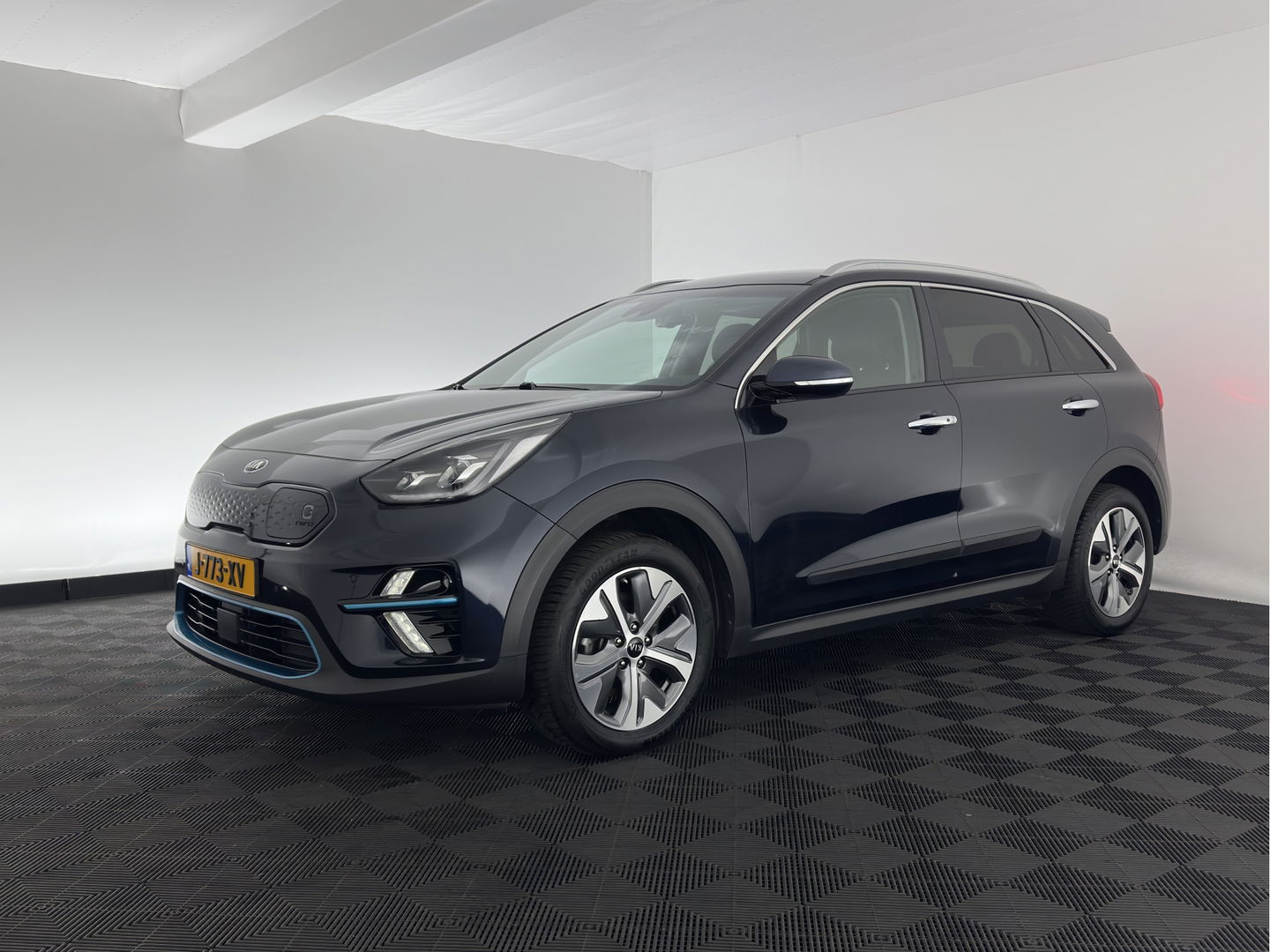 Kia e-Niro ExecutiveLine 64 kWh [ 3-Fase ] {SOH-100%} (INCL-BTW)  Aut *LEATHER | FULL-LED | NAVI-FULLMAP | ADAPTIVE-CRUISE | CAMERA | MEMORY-PACK | LANE-ASSIST | KEYLESS | DIGI-COCKPIT | PRIVACY-GLASS | AMBIENT-LIGHT | 17"ALU*