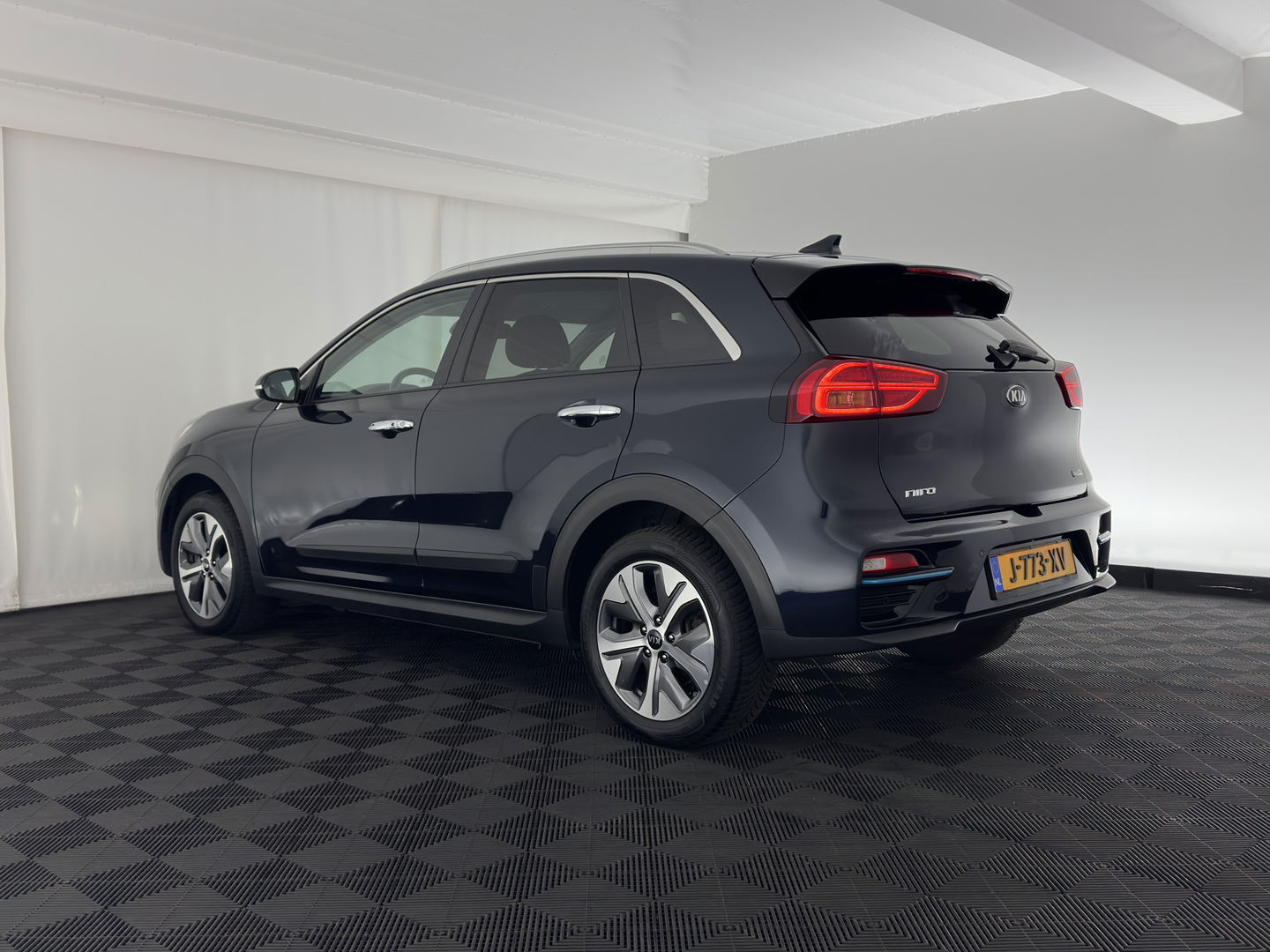 Kia e-Niro ExecutiveLine 64 kWh [ 3-Fase ] {SOH-100%} (INCL-BTW)  Aut.*HEATPUMP | LEATHER | FULL-LED | NAVI-FULLMAP | ADAPTIVE-CRUISE | CAMERA | MEMORY-PACK | LANE-ASSIST | KEYLESS | DIGI-COCKPIT | PRIVACY-GLASS | 17"ALU*