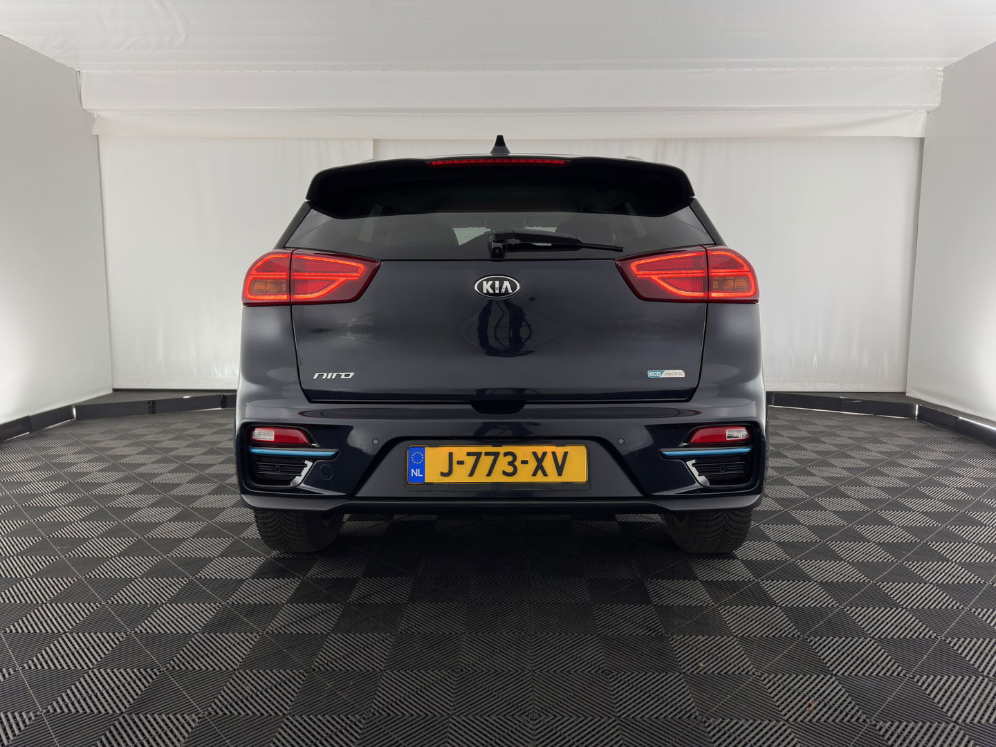 Kia e-Niro ExecutiveLine 64 kWh [ 3-Fase ] {SOH-100%} (INCL-BTW)  Aut.*HEATPUMP | LEATHER | FULL-LED | NAVI-FULLMAP | ADAPTIVE-CRUISE | CAMERA | MEMORY-PACK | LANE-ASSIST | KEYLESS | DIGI-COCKPIT | PRIVACY-GLASS | 17"ALU*