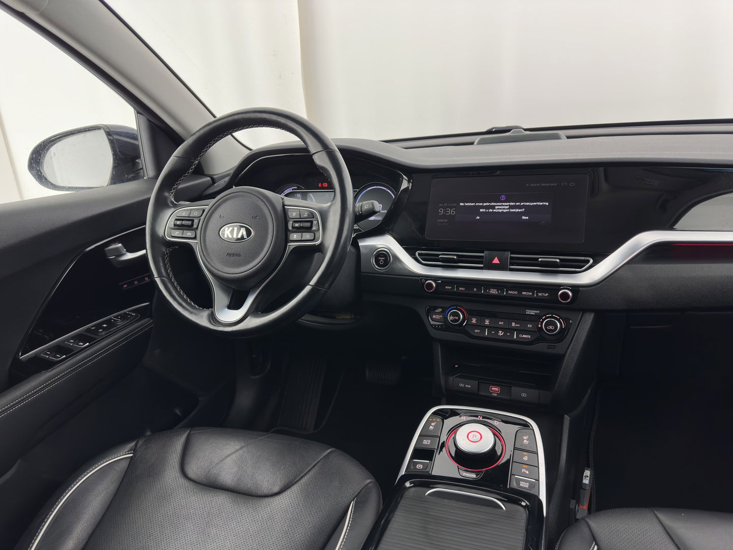 Kia e-Niro ExecutiveLine 64 kWh [ 3-Fase ] {SOH-100%} (INCL-BTW)  Aut *LEATHER | FULL-LED | NAVI-FULLMAP | ADAPTIVE-CRUISE | CAMERA | MEMORY-PACK | LANE-ASSIST | KEYLESS | DIGI-COCKPIT | PRIVACY-GLASS | AMBIENT-LIGHT | 17"ALU*