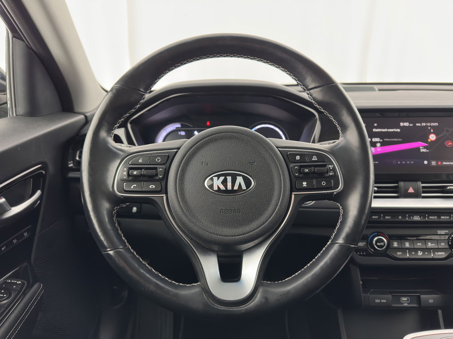 Kia e-Niro ExecutiveLine 64 kWh [ 3-Fase ] {SOH-100%} (INCL-BTW)  Aut.*HEATPUMP | LEATHER | FULL-LED | NAVI-FULLMAP | ADAPTIVE-CRUISE | CAMERA | MEMORY-PACK | LANE-ASSIST | KEYLESS | DIGI-COCKPIT | PRIVACY-GLASS | 17"ALU*