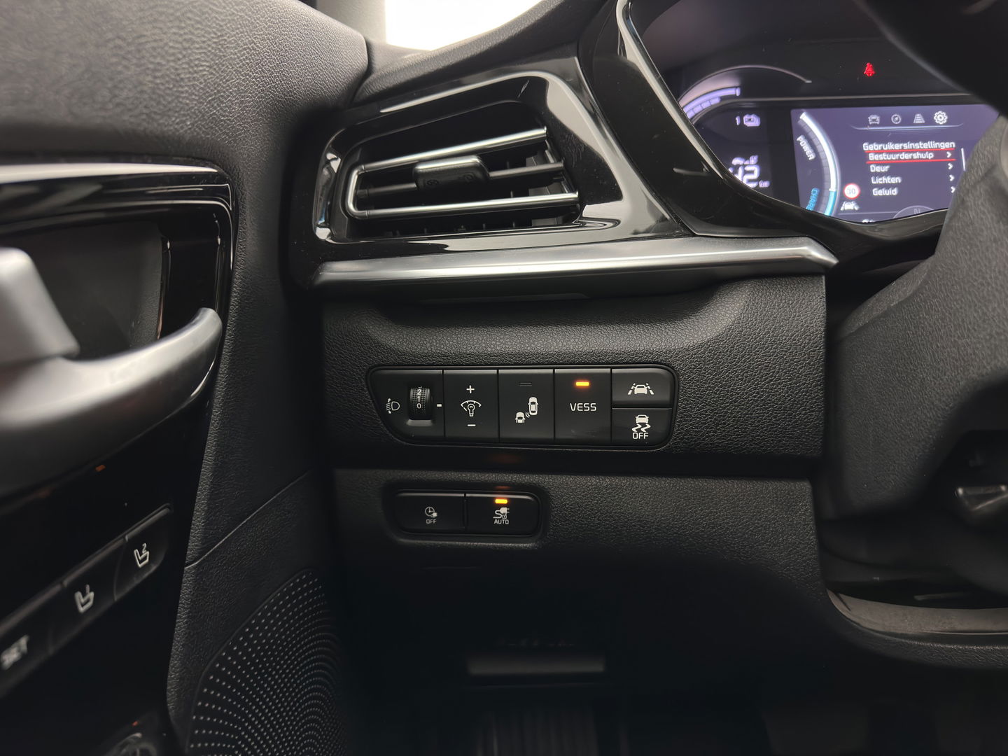 Kia e-Niro ExecutiveLine 64 kWh [ 3-Fase ] {SOH-100%} (INCL-BTW)  Aut.*HEATPUMP | LEATHER | FULL-LED | NAVI-FULLMAP | ADAPTIVE-CRUISE | CAMERA | MEMORY-PACK | LANE-ASSIST | KEYLESS | DIGI-COCKPIT | PRIVACY-GLASS | 17"ALU*