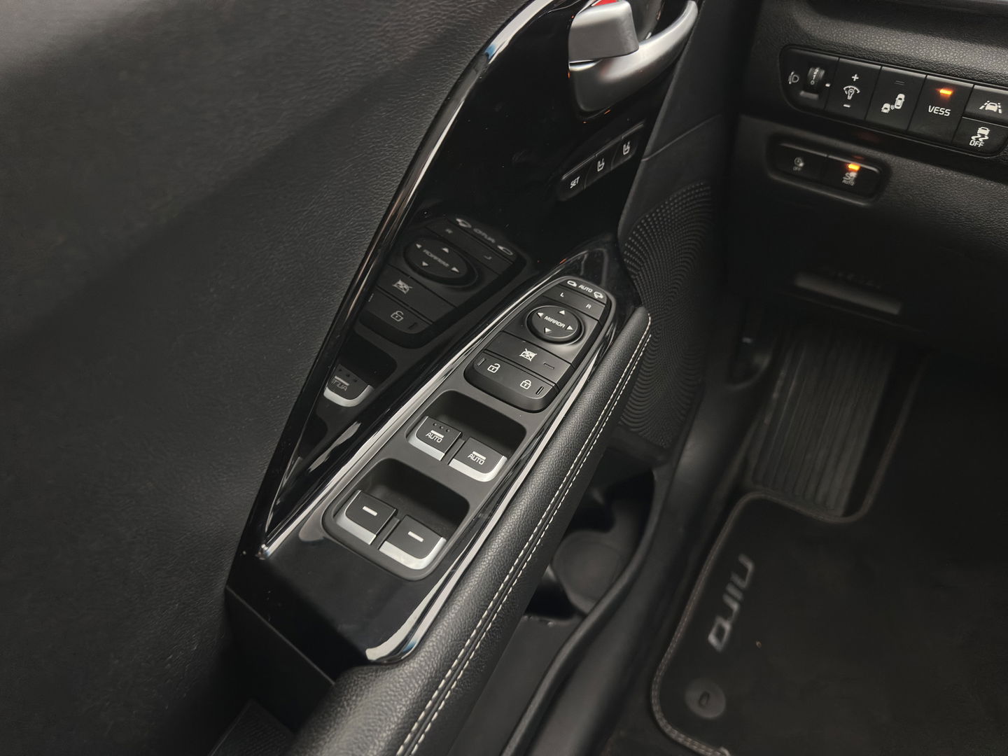 Kia e-Niro ExecutiveLine 64 kWh [ 3-Fase ] {SOH-100%} (INCL-BTW)  Aut.*HEATPUMP | LEATHER | FULL-LED | NAVI-FULLMAP | ADAPTIVE-CRUISE | CAMERA | MEMORY-PACK | LANE-ASSIST | KEYLESS | DIGI-COCKPIT | PRIVACY-GLASS | 17"ALU*