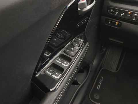 Kia e-Niro ExecutiveLine 64 kWh [ 3-Fase ] {SOH-100%} (INCL-BTW)  Aut *LEATHER | FULL-LED | NAVI-FULLMAP | ADAPTIVE-CRUISE | CAMERA | MEMORY-PACK | LANE-ASSIST | KEYLESS | DIGI-COCKPIT | PRIVACY-GLASS | AMBIENT-LIGHT | 17"ALU*