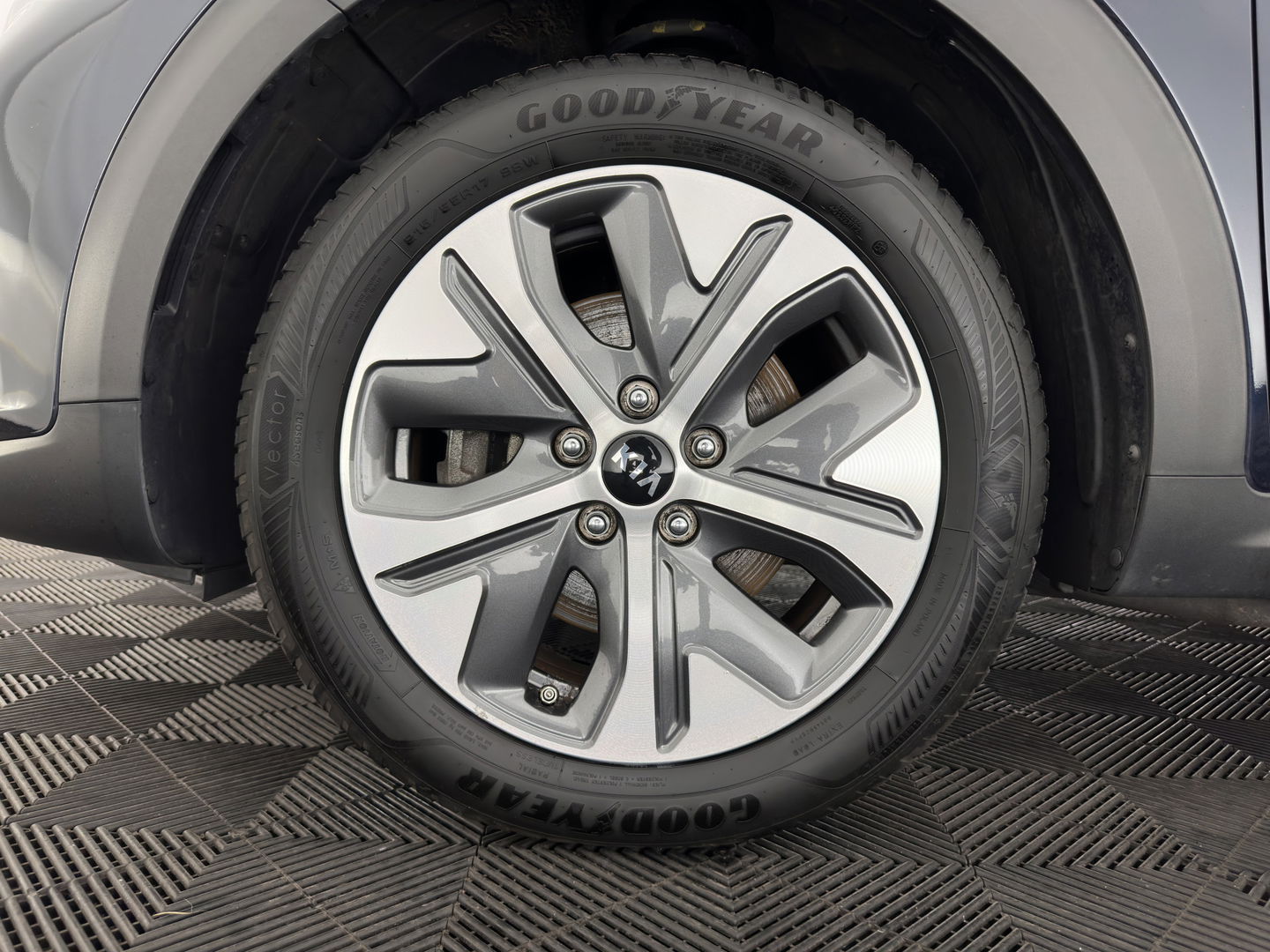 Kia e-Niro ExecutiveLine 64 kWh [ 3-Fase ] {SOH-100%} (INCL-BTW)  Aut.*HEATPUMP | LEATHER | FULL-LED | NAVI-FULLMAP | ADAPTIVE-CRUISE | CAMERA | MEMORY-PACK | LANE-ASSIST | KEYLESS | DIGI-COCKPIT | PRIVACY-GLASS | 17"ALU*