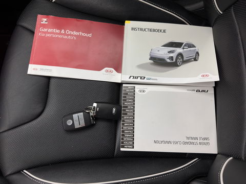 Kia e-Niro ExecutiveLine 64 kWh [ 3-Fase ] {SOH-100%} (INCL-BTW)  Aut *LEATHER | FULL-LED | NAVI-FULLMAP | ADAPTIVE-CRUISE | CAMERA | MEMORY-PACK | LANE-ASSIST | KEYLESS | DIGI-COCKPIT | PRIVACY-GLASS | AMBIENT-LIGHT | 17"ALU*