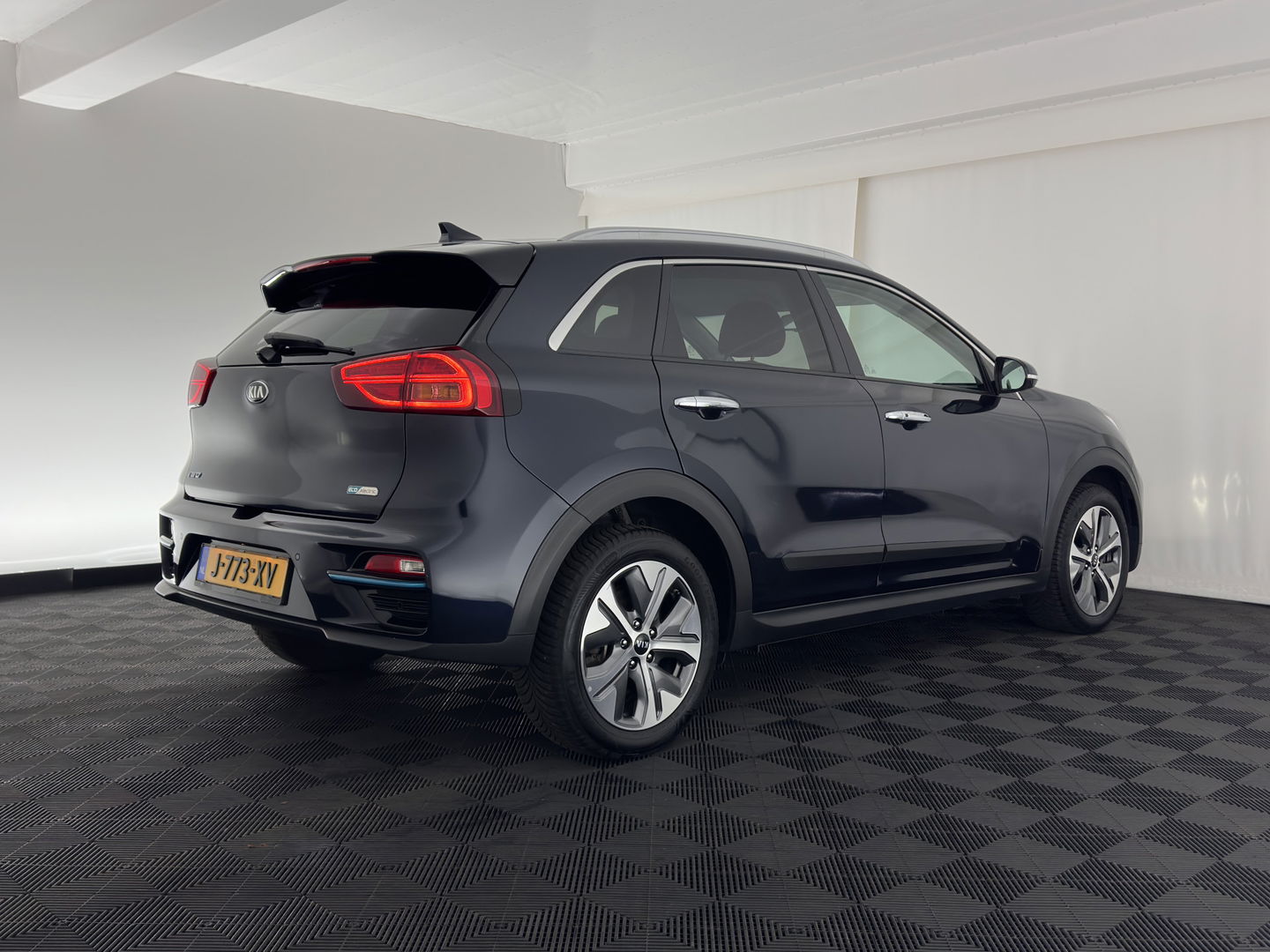 Kia e-Niro ExecutiveLine 64 kWh [ 3-Fase ] {SOH-100%} (INCL-BTW)  Aut *LEATHER | FULL-LED | NAVI-FULLMAP | ADAPTIVE-CRUISE | CAMERA | MEMORY-PACK | LANE-ASSIST | KEYLESS | DIGI-COCKPIT | PRIVACY-GLASS | AMBIENT-LIGHT | 17"ALU*
