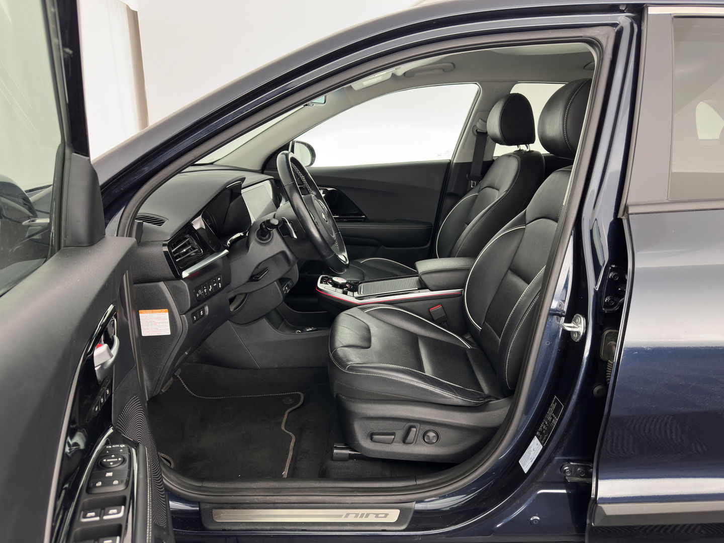 Kia e-Niro ExecutiveLine 64 kWh [ 3-Fase ] {SOH-100%} (INCL-BTW)  Aut.*HEATPUMP | LEATHER | FULL-LED | NAVI-FULLMAP | ADAPTIVE-CRUISE | CAMERA | MEMORY-PACK | LANE-ASSIST | KEYLESS | DIGI-COCKPIT | PRIVACY-GLASS | 17"ALU*