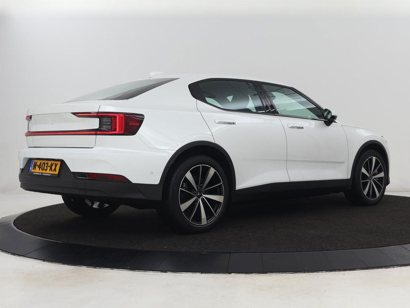 Polestar 2 Standard Range Single Motor 63kWh | 360 Camera | Stoelverwarming | Adaptive cruise | Carplay | Park Assist | 19'' | Keyless | Full LED | Digital Cockpit | DAB