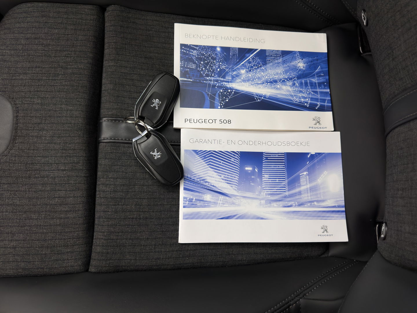 Peugeot 508 1.6 PureTech Blue Lease Allure (INCL-BTW) *LEATHER-FABRIC | FULL-LED | DIGI-COCKPIT | KEYLESS | BLIND-SPOT | CAMERA | PRIVACY-GLASS | HEATED-SPORTSEATS | DAB | NAVI-FULLMAP | 18''ALU*