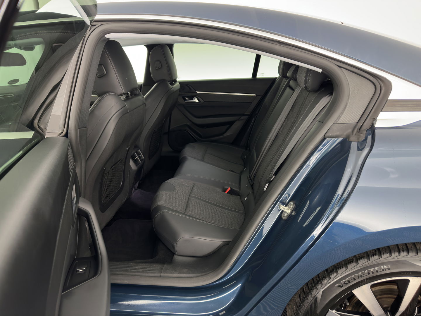 Peugeot 508 1.6 PureTech Blue Lease Allure (INCL-BTW) *LEATHER-FABRIC | FULL-LED | DIGI-COCKPIT | KEYLESS | BLIND-SPOT | CAMERA | PRIVACY-GLASS | HEATED-SPORTSEATS | DAB | NAVI-FULLMAP | 18''ALU*