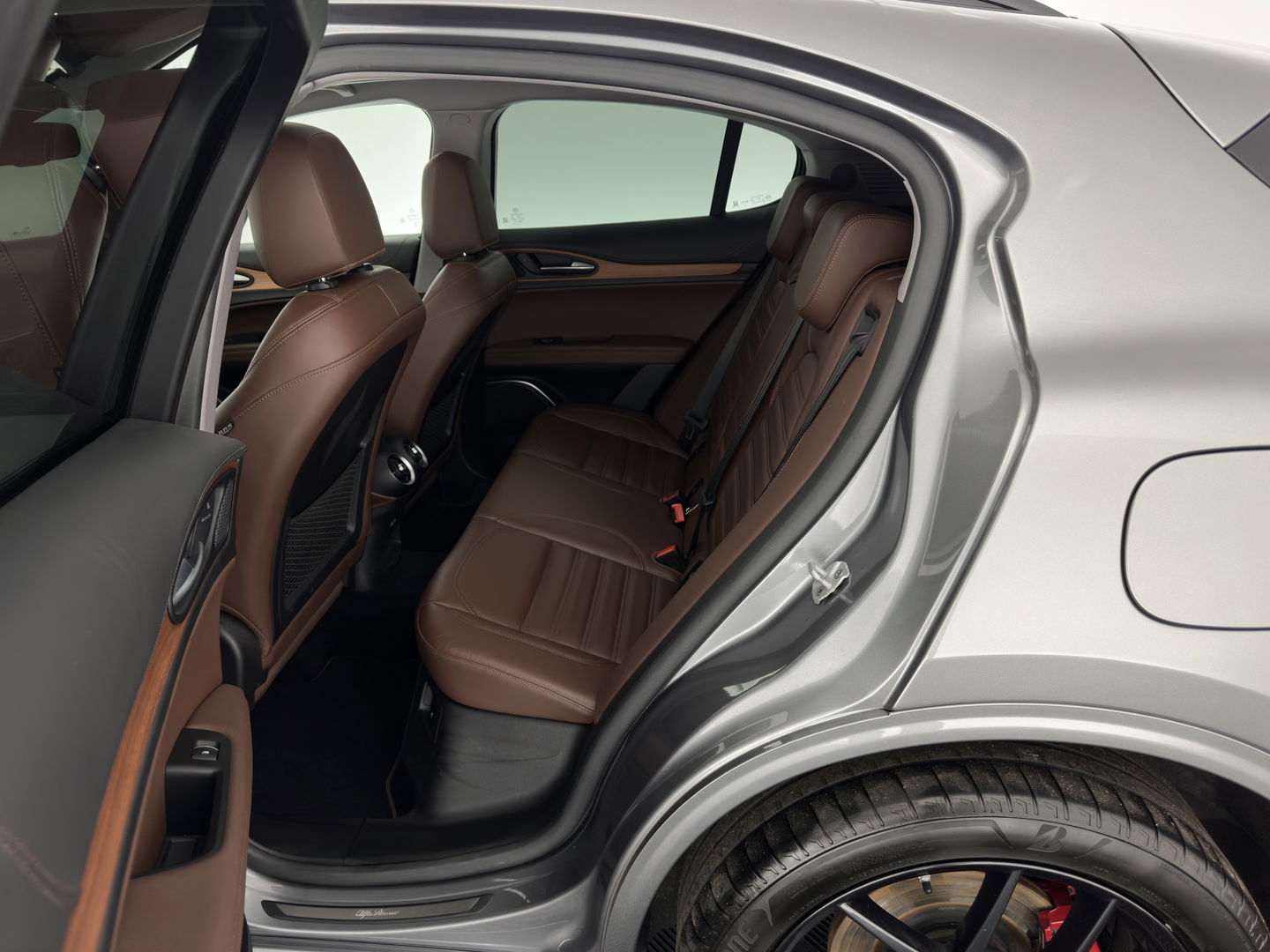 Alfa Romeo Stelvio 2.0 T AWD B-Tech Business Edition Aut. *PANO | LUXURY-LEATHER | XENON | ADAPTIVE-CRUISE | MEMORY-PACK | BLIND-SPOT | HEATED-COMFPRTSEATS | CAMERA | DAB+ | KEYLESS | SHIFT-PADDLES | PRIVACY-GLASS | NAVI-FULLMAP | TOWBAR | 20''