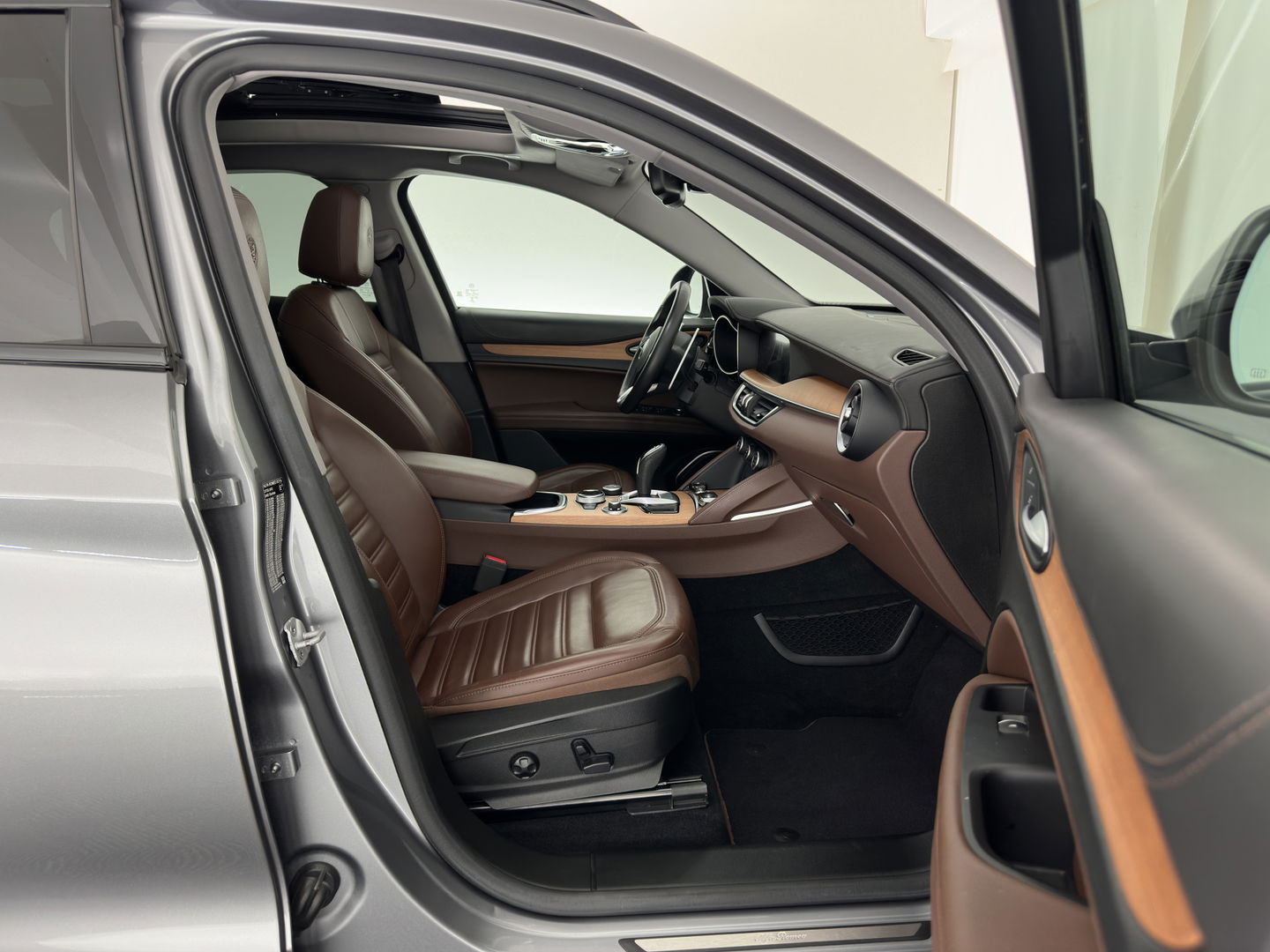 Alfa Romeo Stelvio 2.0 T AWD B-Tech Business Edition Aut. *PANO | LUXURY-LEATHER | XENON | ADAPTIVE-CRUISE | MEMORY-PACK | BLIND-SPOT | HEATED-COMFPRTSEATS | CAMERA | DAB+ | KEYLESS | SHIFT-PADDLES | PRIVACY-GLASS | NAVI-FULLMAP | TOWBAR | 20''