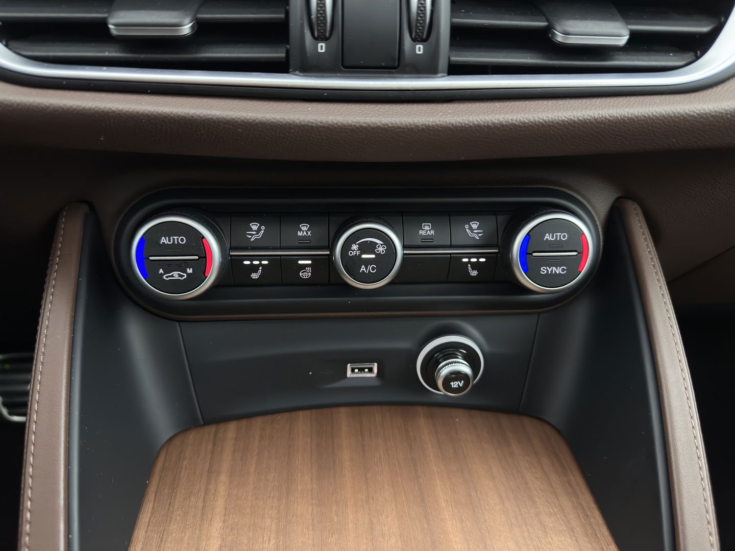 Alfa Romeo Stelvio 2.0 T AWD B-Tech Business Edition Aut. *PANO | LUXURY-LEATHER | XENON | ADAPTIVE-CRUISE | MEMORY-PACK | BLIND-SPOT | HEATED-COMFPRTSEATS | CAMERA | DAB+ | KEYLESS | SHIFT-PADDLES | PRIVACY-GLASS | NAVI-FULLMAP | TOWBAR | 20''