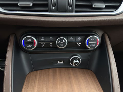 Alfa Romeo Stelvio 2.0 T AWD B-Tech Business Edition Aut. *PANO | LUXURY-LEATHER | XENON | ADAPTIVE-CRUISE | MEMORY-PACK | BLIND-SPOT | HEATED-COMFPRTSEATS | CAMERA | DAB+ | KEYLESS | SHIFT-PADDLES | PRIVACY-GLASS | NAVI-FULLMAP | TOWBAR | 20''