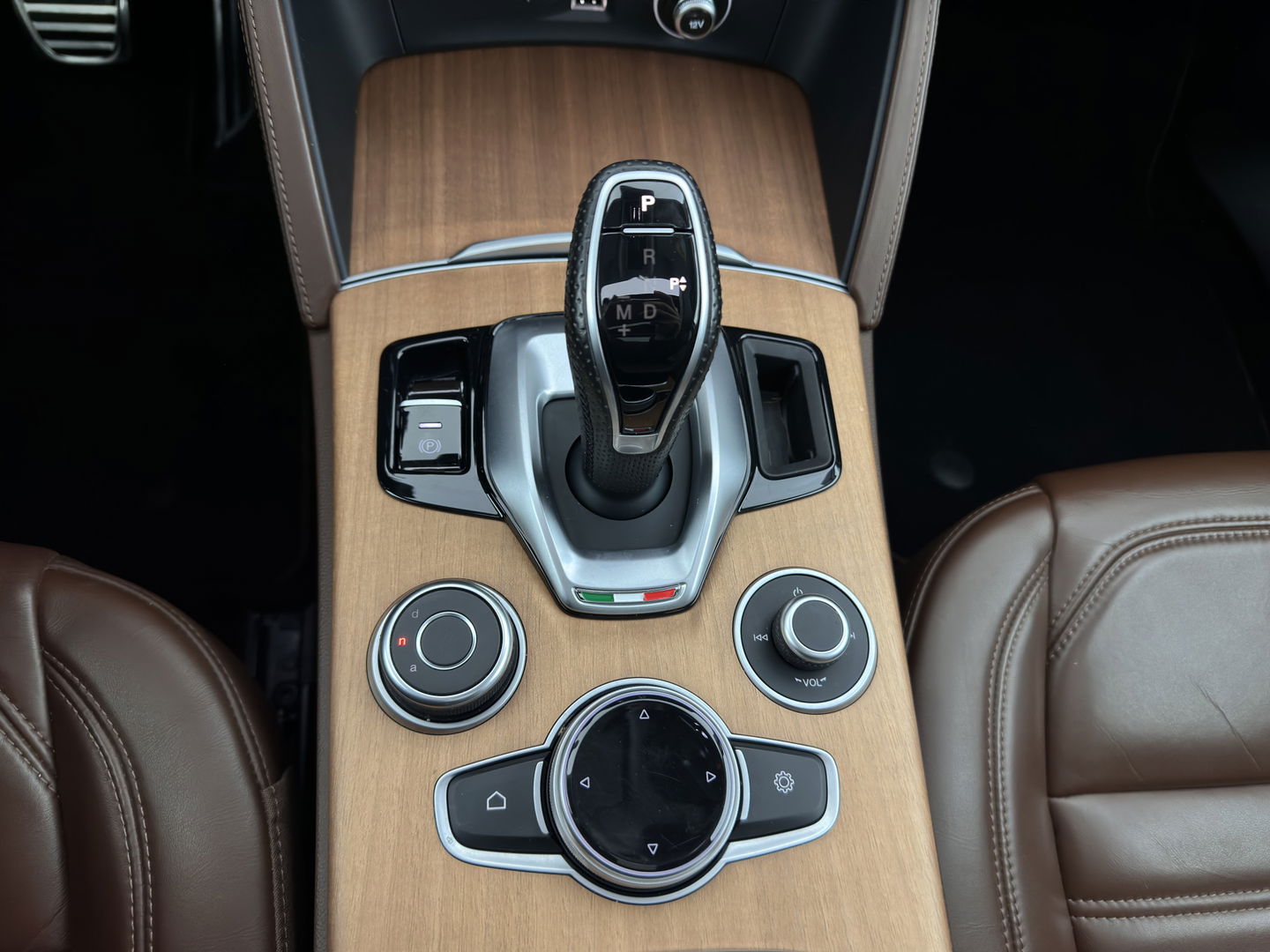 Alfa Romeo Stelvio 2.0 T AWD B-Tech Business Edition Aut. *PANO | LUXURY-LEATHER | XENON | ADAPTIVE-CRUISE | MEMORY-PACK | BLIND-SPOT | HEATED-COMFPRTSEATS | CAMERA | DAB+ | KEYLESS | SHIFT-PADDLES | PRIVACY-GLASS | NAVI-FULLMAP | TOWBAR | 20''