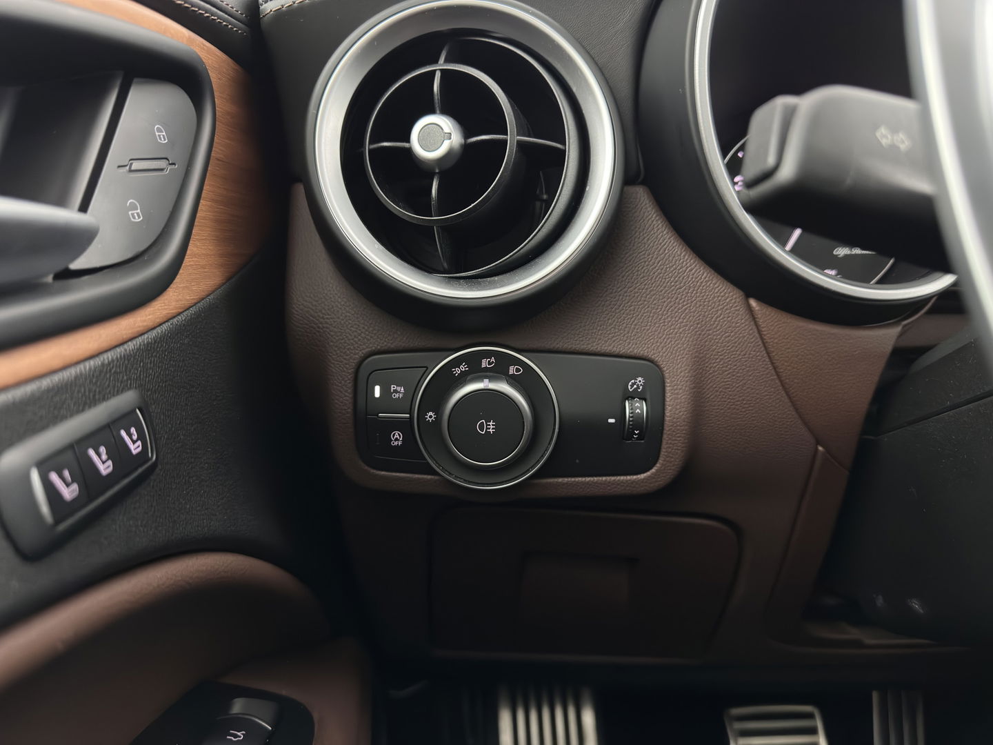 Alfa Romeo Stelvio 2.0 T AWD B-Tech Business Edition Aut. *PANO | LUXURY-LEATHER | XENON | ADAPTIVE-CRUISE | MEMORY-PACK | BLIND-SPOT | HEATED-COMFPRTSEATS | CAMERA | DAB+ | KEYLESS | SHIFT-PADDLES | PRIVACY-GLASS | NAVI-FULLMAP | TOWBAR | 20''